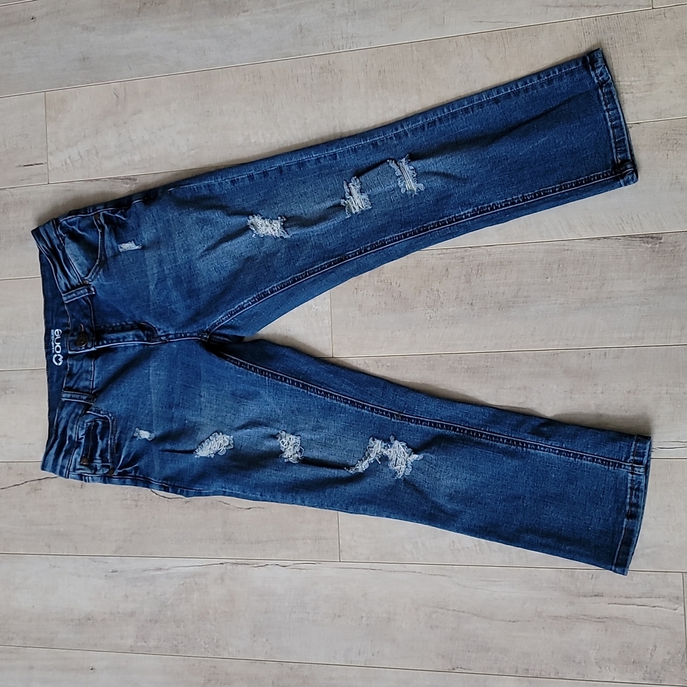 SALE Cutest distressed stretch denim capris